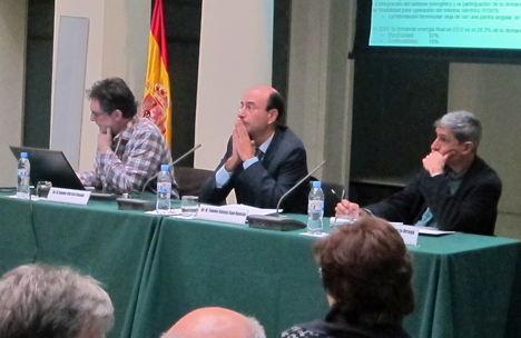 Presentación del informe Energía 3.0, de izquierda a derecha: Xavier García, autor del informe, Tomás Gómez, consejero de la CNE y jose Luis García responsable de proyectos de energía limpia de Greenpeace