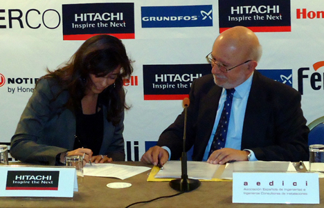 Firma del acuerdo entre Hitachi y Aedici