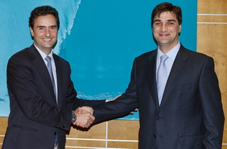 El Director General de Endesa en Canarias, Pablo Casado, y el Director General de la Asociación para el Reciclaje de Lámparas Ambilamp, Juan Carlos Enrique.