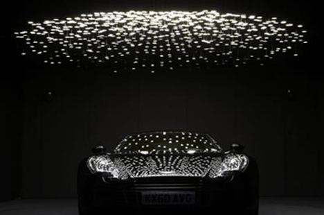 Aston Martin iluminado por Oled