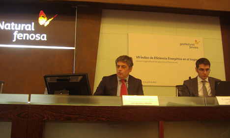 Ramón Silva presentando el Estudio junto al responsable de prensa de Gas Natural