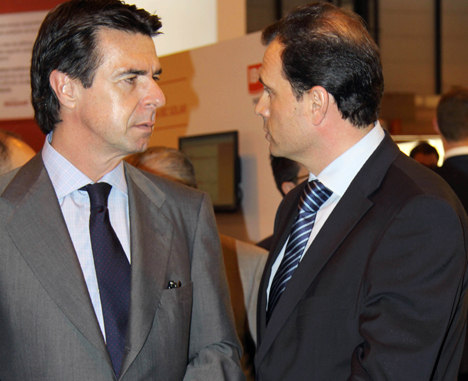 El Ministro de Industria, Energía y Turismo, José Manuel Soria conversa con el presidente de ANESE, Rafael Herrero