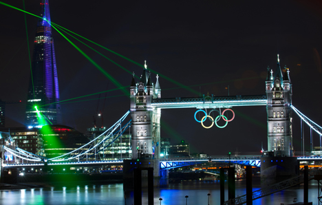 Puente de Londres con los anillos olímpicos iluminados