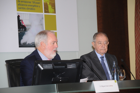 De izquierda a derecha: Ministro de Agricultura, Alimentación y Medio Ambiente, Miguel Arias Cañete, y Presidente de GAS NATURAL FENOSA, Salvador Gabarró.