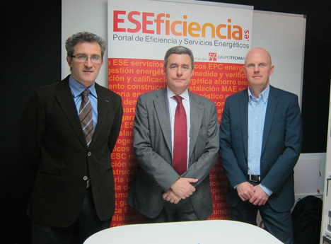 De izquierda a derecha, Santos de Paz, Director de ESEFICIENCIA, Carles Xavier Albà presidente del Cluster D`Eficiencia Energética de Catalunya y Stefan Junestrand, Director General del Grupo Tecma Red
