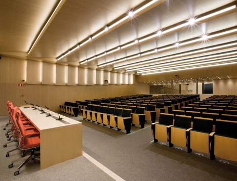 Salón de Actos de la Universidad Pontificia de Comillas con tecnología LED y sistemas de control de Philips