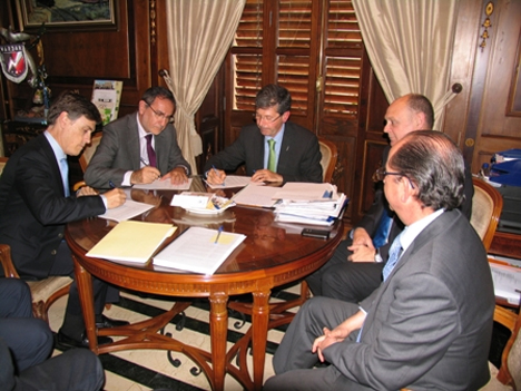 Firma del acuerdo entre el Alcalde de Castellón, Alfonso Bataller, junto con la Universitat Jaume I y la empresa BP, para la creación de la Fundación para la Eficiencia Energética de la Comunidad Valenciana