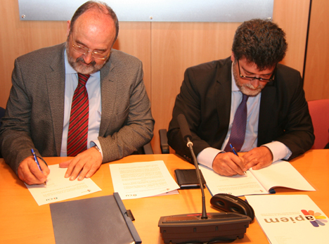 Firma del acuerdo entre APIEM y la OCU