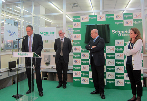 Inauguración del Aula de Eficiencia Energética Schneider Electric con el president Patrick Gaonach y el ministro de educación, José I. Wert en presencia del director del centro Salesianos y la Secretaria de Estado de FP