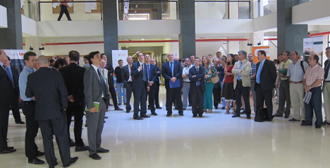 Asistentes a la presentación del sistema fotovoltaico en la Escuela Universitaria de Ingeniería Técnica Industrial de la Universidad Politécnica de Madrid