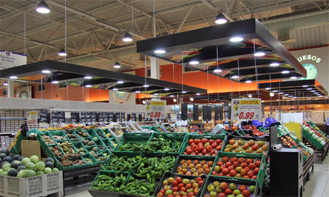 La zona de frutas en el supermercado tambien cuenta con una iluminación específica