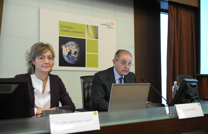 La ministra de Agricultura, Alimentación y Medio Ambiente, Isabel García Tejerina, y el presidente de Gas Natural Fenosa, Salvador Gabarró