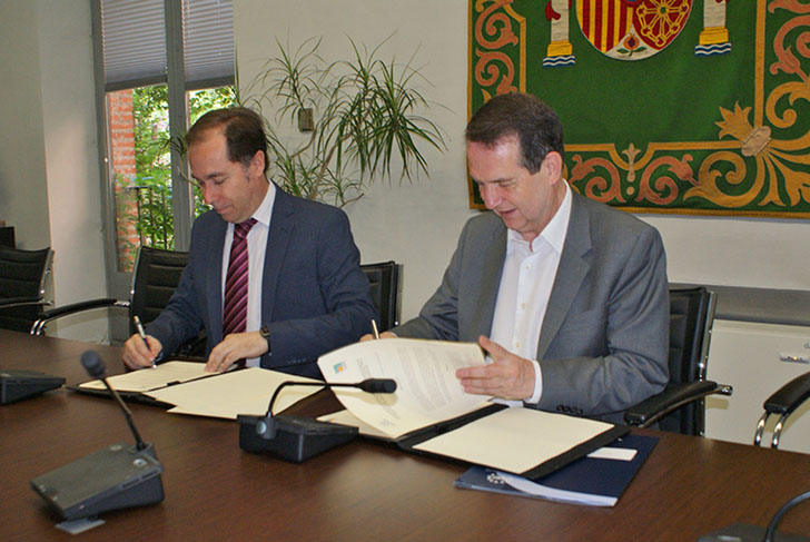 Femp y FLCQA firman un covenio de colaboración para fomentar la eficiencia energética en la edificación. Los presidentes firman el acuerdo.