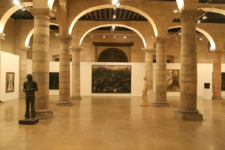 El ayuntamiento de Murcia adjudica las obras de renovación de la iluminación de la Sala de Columnas del Palacio Almudí.
