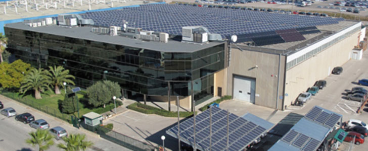 Fábrica de sistemas solares em Valencia. Las exportaciones de la Comunitat Valenciana de productos renovables crece un 115% en el primer semestre de 2016.