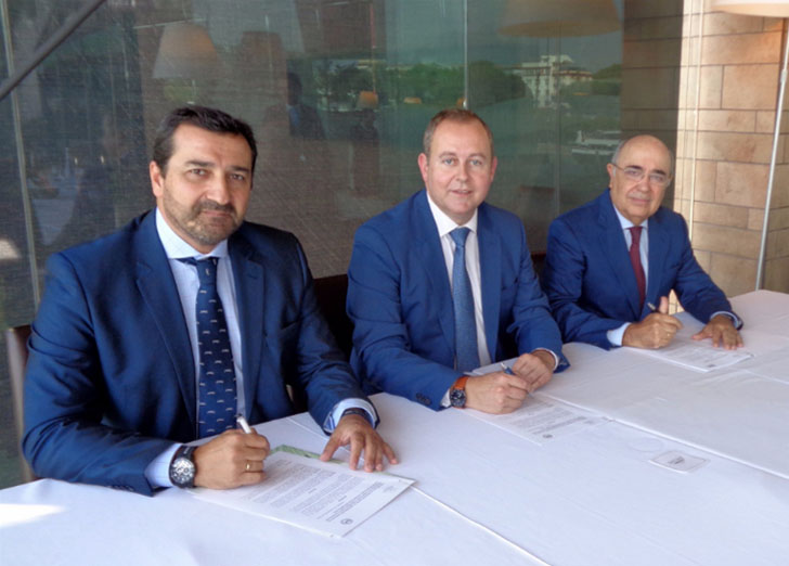 Confederación Andaluza Empresarios Alimentación Perfumería firman acuerdo para fomentar la sostenibilidad y la eficiencia energética.