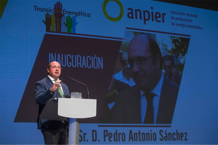 Murcia anuncia que dispondrá de una regulación de autoconsumo eléctrico exenta de peaje. El presidente de la Región, Pedro Antonio Sánchez, durante el discurso de inauguración de una jornada organizada por la Asociación Nacional de Productores Fotovoltaicos (ANPIER).