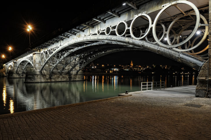 Ayuntamiento de Sevilla renueva la iluminacion del Puente de Triana con tecnología LED. 
