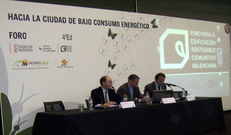 D. Rafael Vázquez (Presidente Agrupación Comunidad Valenciana), D. Luis Lozano (Presidente del IVE) y otros ponentes del foro.