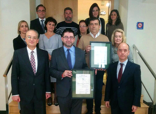 Miembros de la Agencia Tributaria de Madrid mostrando las certificaciones AENOR.