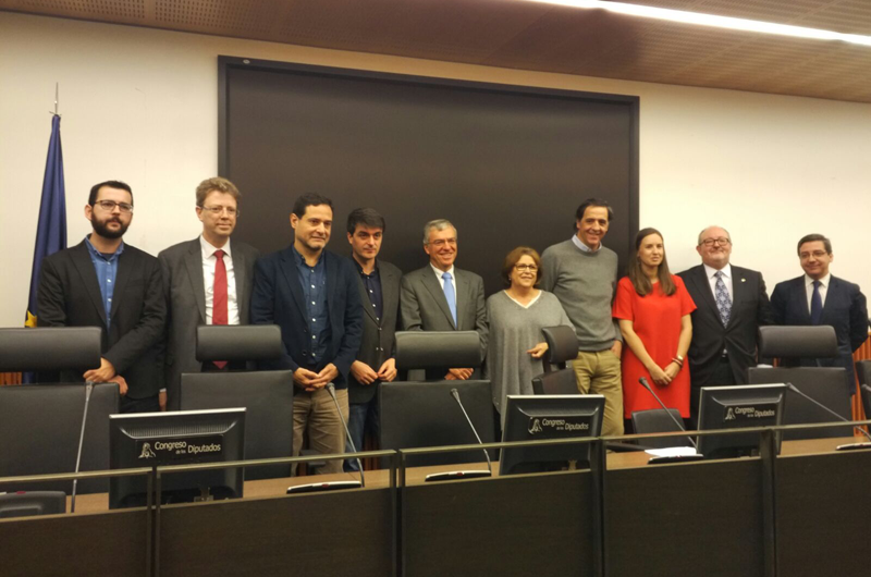 Integrantes de los partidos políticos que han presentado la proposición de ley para el fomento del autoconsumo. Sala de prensa del Congreso de los Diputados.