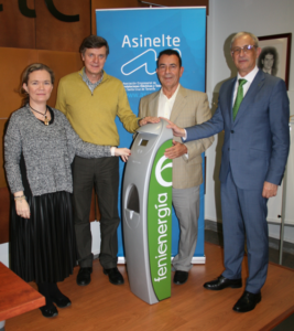 Asistentes al acto de entrega del nuevo punto de recarga de vehículos eléctricos del Cabildo de Tenerife.