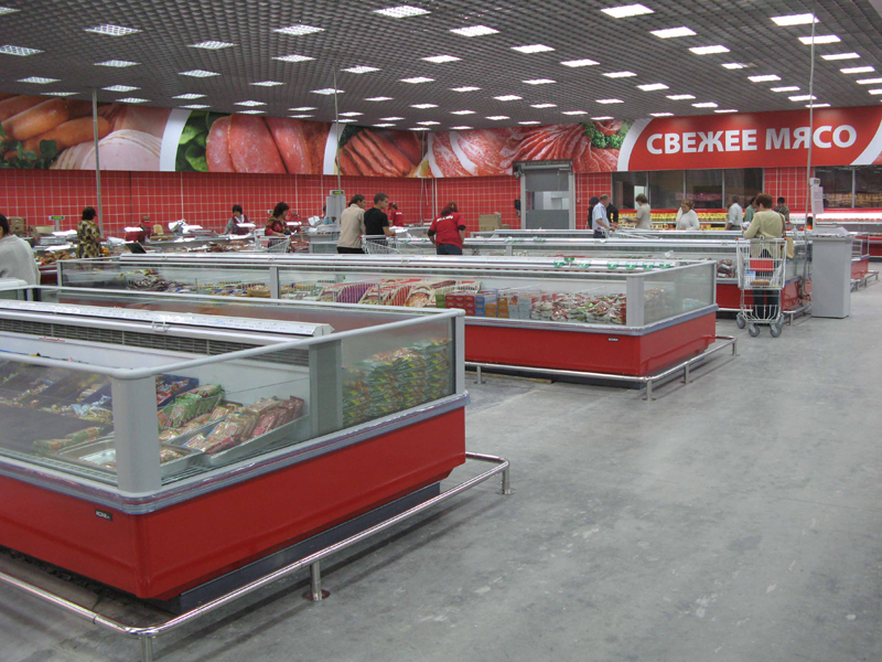 Zona de refrigerados en un supermercado. Medidas de ecodiseño para equipos de refrigeración. 