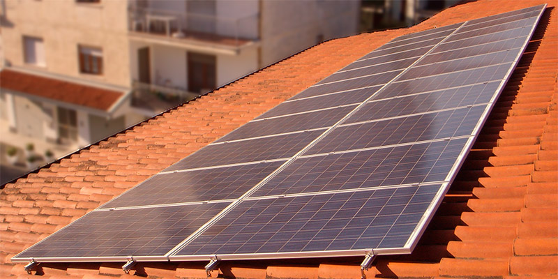 Integración fotovoltaica sobre tejado de un edificio.