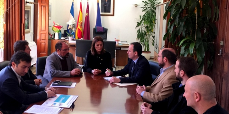 Sala de reuniones del Ayuntamiento de Águilas. El director del Info entrega la auditoría energética a la alcaldesa.