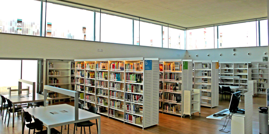 Interior de una biblioteca. Estanterías y puntos de lectura.