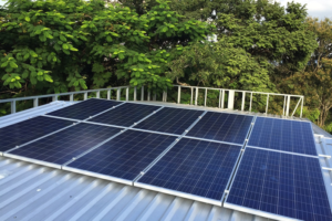 Instalación de autoconsumo fotovoltaico sobre el tejado de una casa.
