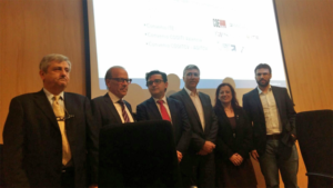 Rafael Climent posa junto a otras personalidades.