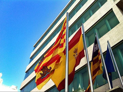 Sede del Consejo Insular de Ibiza. Fachada. Edificio. Banderas.
