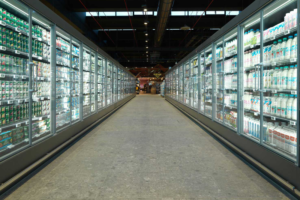 Pasillo de supermercado con vitrinas de refrigeración.