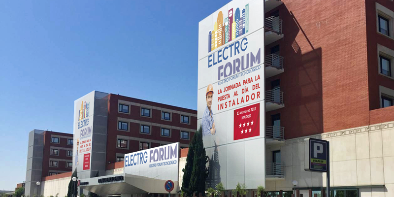 Carteles de Electro Forum 2017 en la fachada del Hotel Auditorium de Madrid.