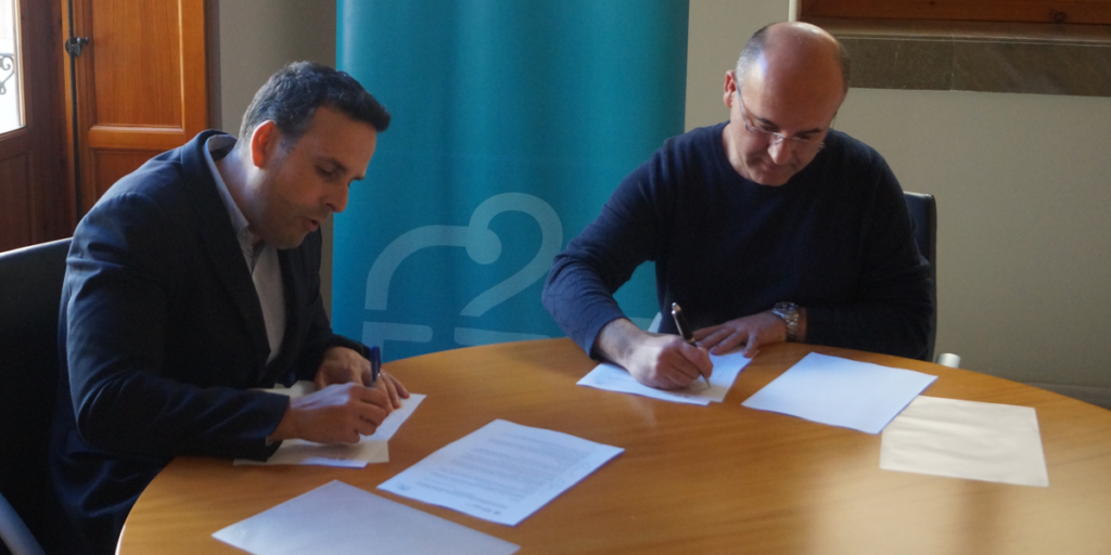 El gerente de la Fundación f2e, Víctor Gaceta, y el presidente del Colegio de Administradores de Fincas de Valencia y Castellón, José Sales, firman el acuerdo de colaboración en materia de eficiencia energética.