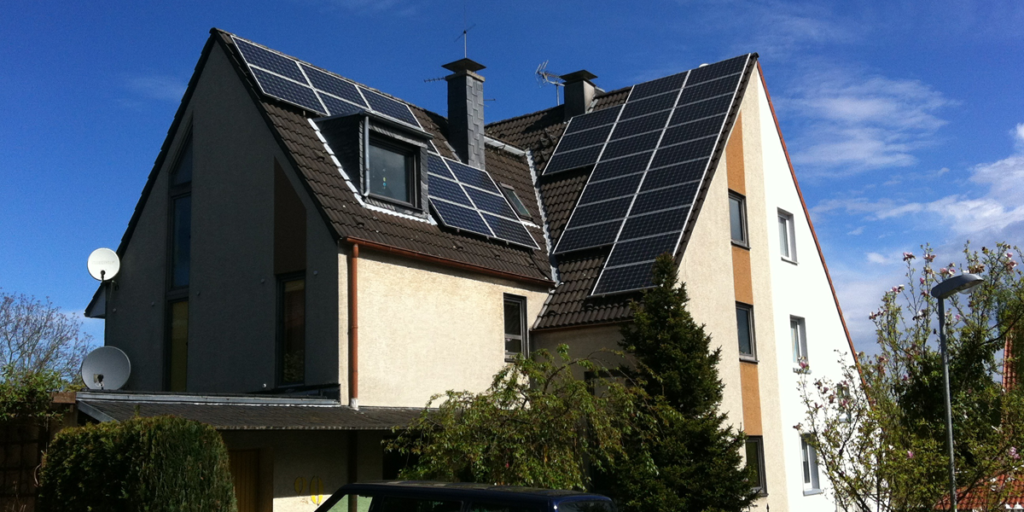 Potencial ciudadanos energéticos en Europa. Vivienda con paneles fotovoltaicos en el tejado.