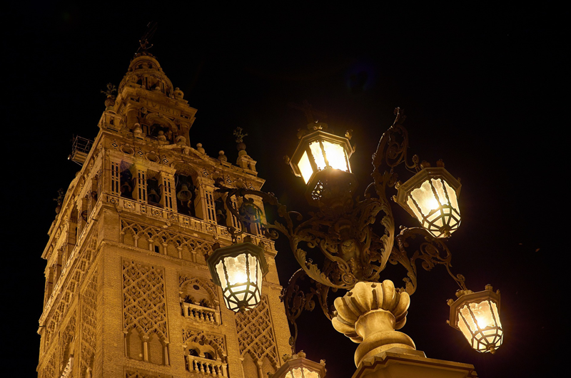 Giralda de Sevilla, iluminación nocturna. Farolas de alumbrado público.