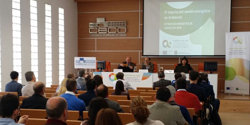Encuentro empresarial en Córdoba organizado por la Agencia Andaluza de la Energía. Salón de actos con público y, al fondo, mesa con ponentes.