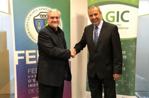 Los presidentes de AGIC y FERCA estrechan la mano tras la firma del acuerdo para formar la federación AGIC-FERCA, que aglutina a todos los gremios de instaladores de Cataluña.