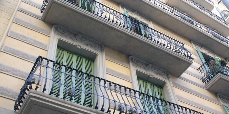 Fachada de un edificio residencial de Barcelona.