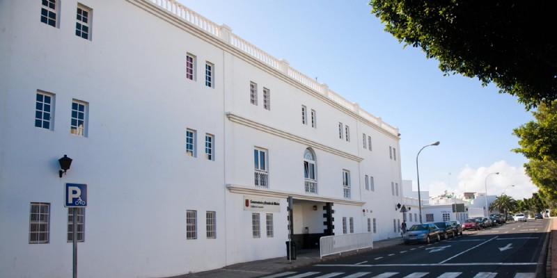 Fachada del Conservatorio Insular de Lanzarote, en Arrecife, donde se va a instalar una planta fotovoltaica para autoconsumo.