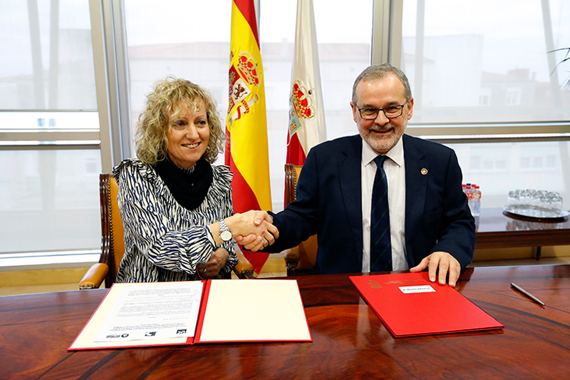 Firma del acuerdo entre la vicepresidenta del Gobierno de Cantabria, Eva Díaz Tezanos, y el rector de la UC, Ángel Pazos, para la puesta en marcha del proyecto GRADISAL.