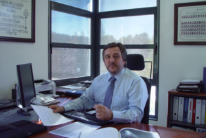 José Ramón Ferrer, director general de Zehnder España, posa en su desapacho.
