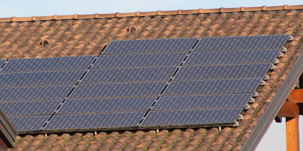 Instalación de autoconsumo fotovoltaico sobre el tejado de una vivienda.