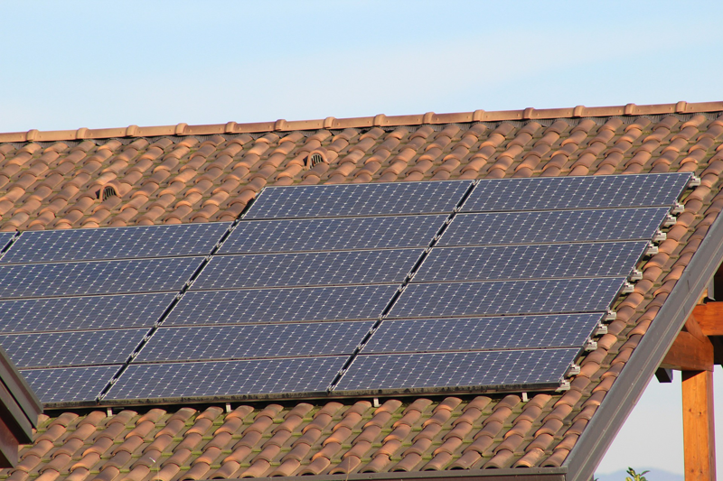 Paneles fotovoltaicos sobre tejado de una vivienda para autoconsumo. 