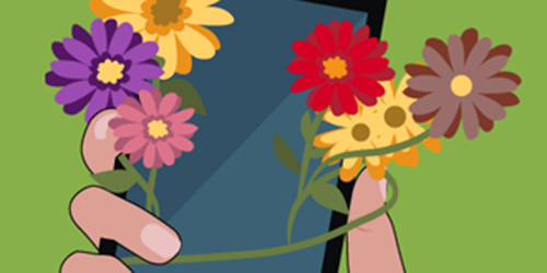 Fragmento del pantallazo de la página web de la campaña "Renuévate y recicla". Una mano sostiene un teléfono móvil rodeado de flores.