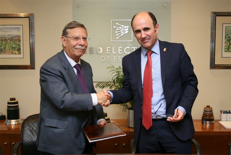 José Folgado y Manu Ayerdi estrechan sus manos durante la firma del acuerdo de colaboración en la sede de Red Eléctrica de España.