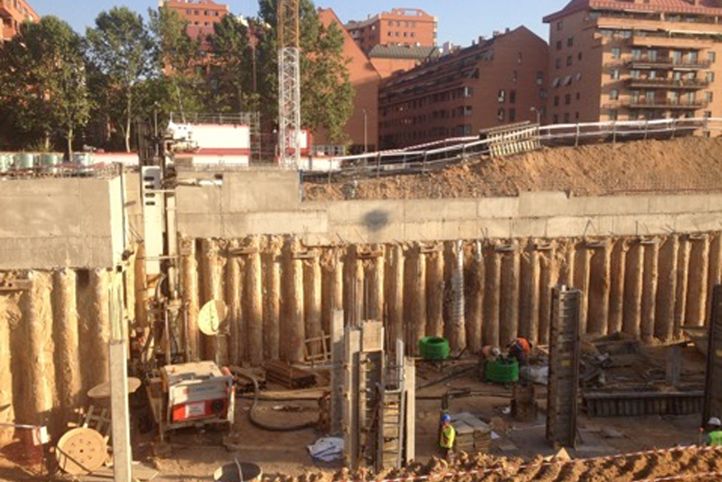 Obras de construcción del sistema geotérmico para complejo residencial de 80 viviendas en Madrid. 