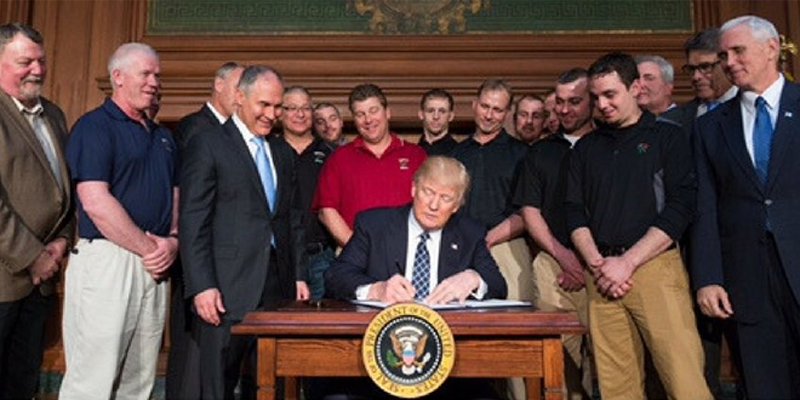 Trump firma el nuevo decreto que deroga las regulaciones existentes para luchar contra el cambio climático.